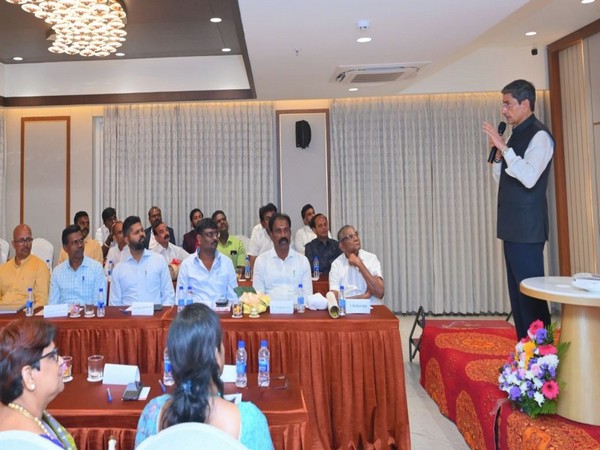 Tamil Nadu Governor, R N Ravi with leaders of South Tamil Nadu (Photo/@rajbhavan_tn)