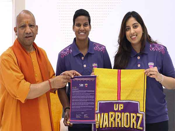 Yogi Adiyanath, Deepti Sharma, and Jinisha Sharma (Photo: UP Warriorz)