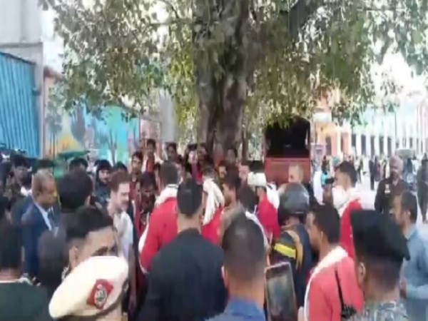 Rahul Gandhi meets porters at New Delhi Railway Station (Photo: ANI)