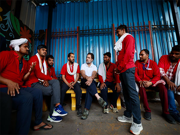Rahul Gandhi meets porters at New Delhi Railway Station (Photo: Rahul Gandhi/X)