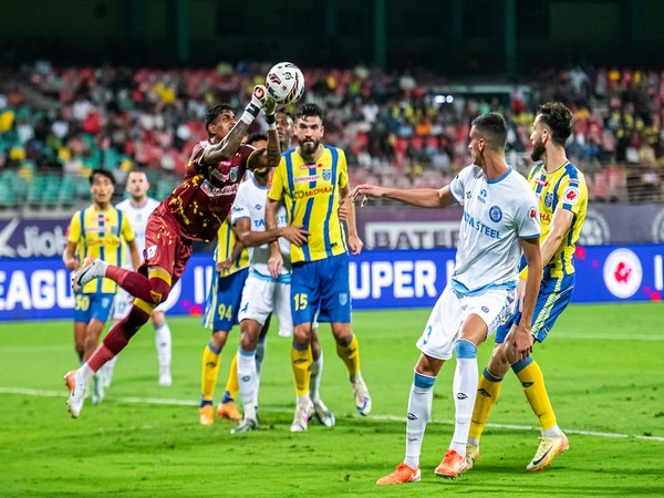 Players in action during the match (Photo: ISL) 