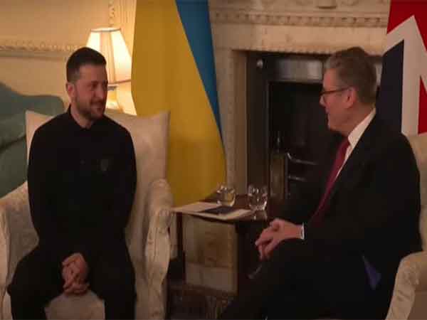 British Prime Minister Keir Starmer meets Ukrainian President Volodymyr Zelenskyy (Photo/International pool via Reuters)