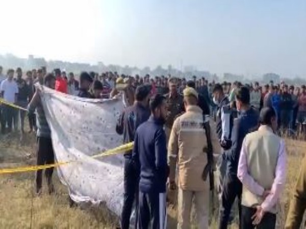 Police and forensic team investigate in Hapur (Photo/ANI)