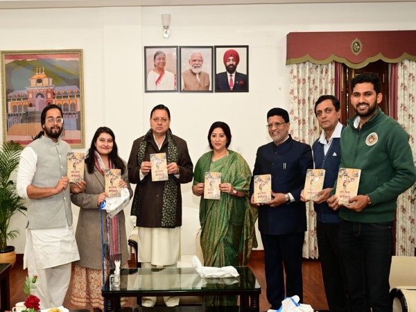 CM Dhami releasing the story collection 'Bhoole Bisre Matwale' 