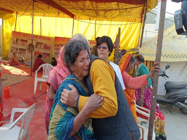A Man reunitng with his loved ones at Prayagraj Mahakumbh (Photo/Press release)