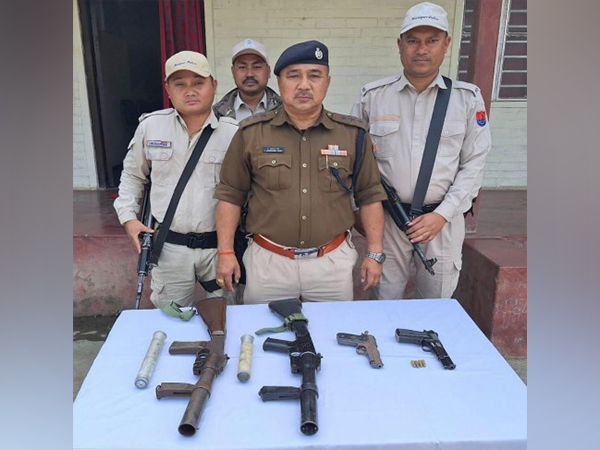 Manipur Police with the surrendered illegal weapon (Photo/Manipur Police)