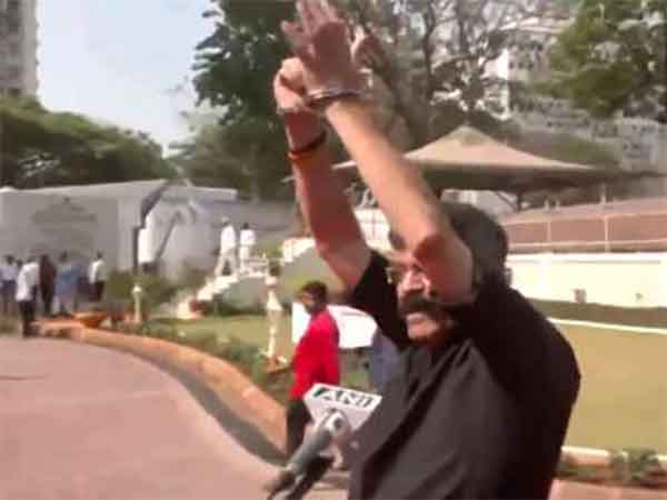 NCP-SCP leader Jitendra Ahwad protesting with handcuffs (Photo/ANI)