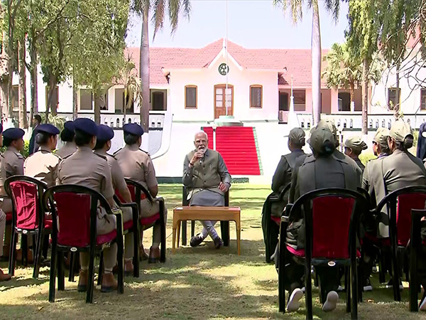 PM Modi with Gir National Park ground staff (Photo/Doordarshan)