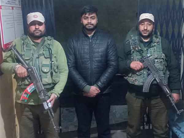 Police personnel with the Drug peddler (Photo/Kashmir police)