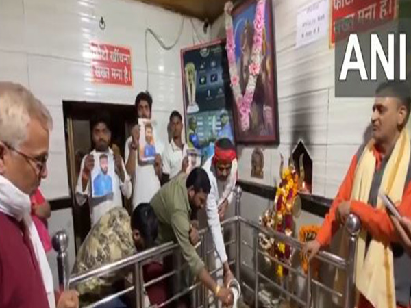 Cricket fans offer prayers in Varanasi (Photo: ANI)