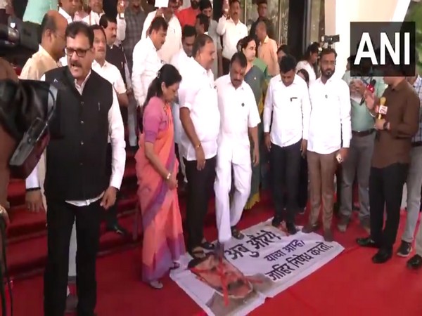 Mahayuti leaders protesting against SP MLA Abu Azmi (Photo/ANI)