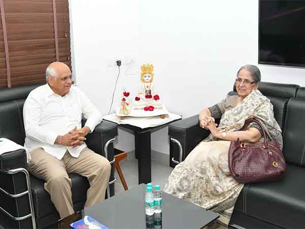  Gujarat CM Bhupendra Patel with committee Chairperson  Justice Ranjana Desai (Photo/ANI) 