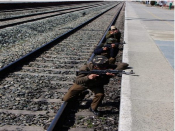Kulgam police conduct mock drill in Anantnag (Photo: Jammu and Kashmir police)