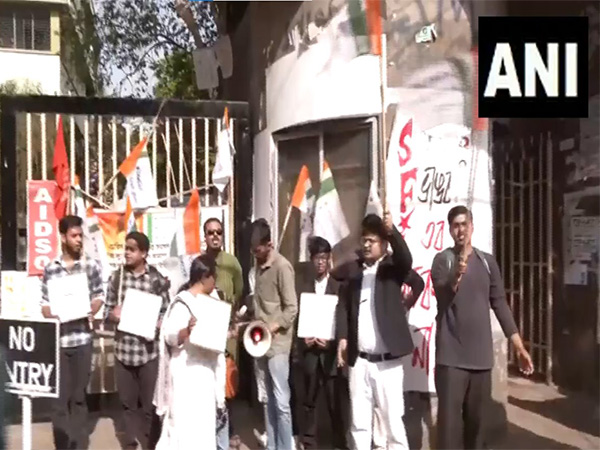 Congress workers protest for student union elections outside Jadavpur University (Photo: ANI)
