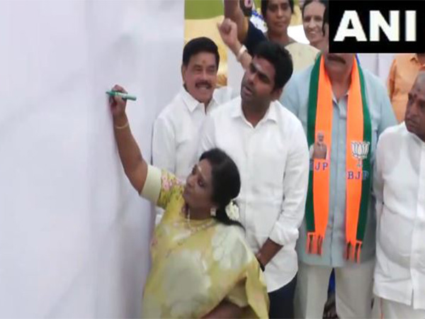 BJP Tamil Nadu president K Annamalai, party leader Tamilisai Soundararaja participating in signature campaign (Photo/ANI)