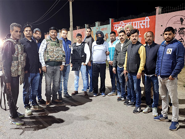 UP STF with arrested BKI terrorist Lajar Masih (Photo/@Uppolice)