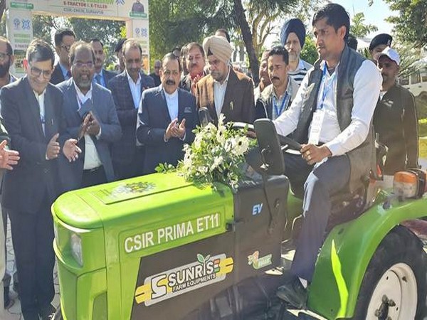 Union Minister Jitendra Singh flags off e-tractor roadshow (Photo/MoST) 