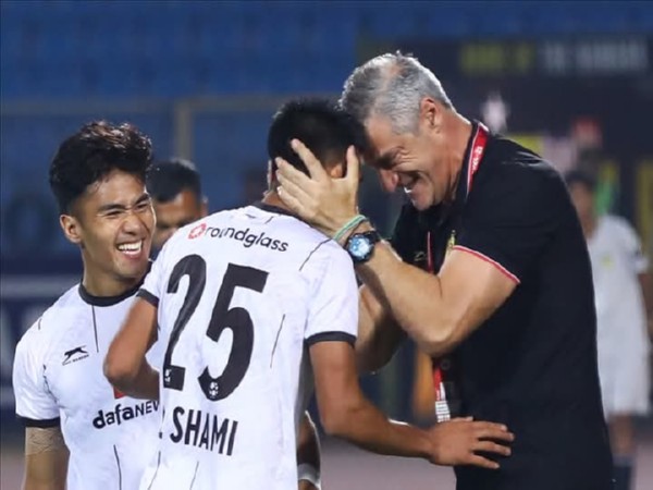 Singamayum Shami with Panagiotis Dilmperis (Photo: Punjab FC)