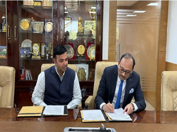 Sumeet Kumar Jarangal, Director, Startup India and Santosh Iyer, MD, Mercedes-Benz India (Photo: DPIIT)