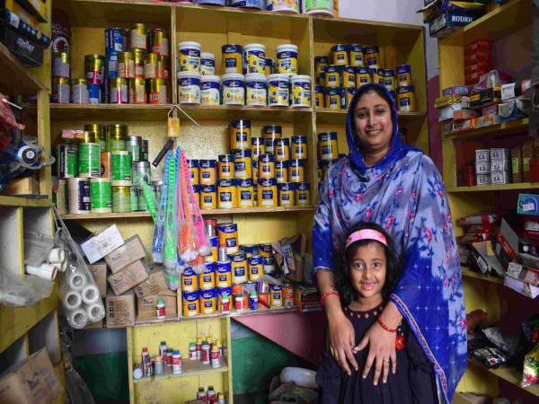 Kashmira Begum, our Indradhanush paint retailer now better supports her family with the incremental income in Horwah, West Bengal