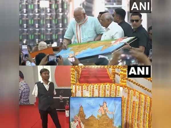 Prime Minister Narendra Modi signs painting by Manoj Bhingare (Photo/ANI)