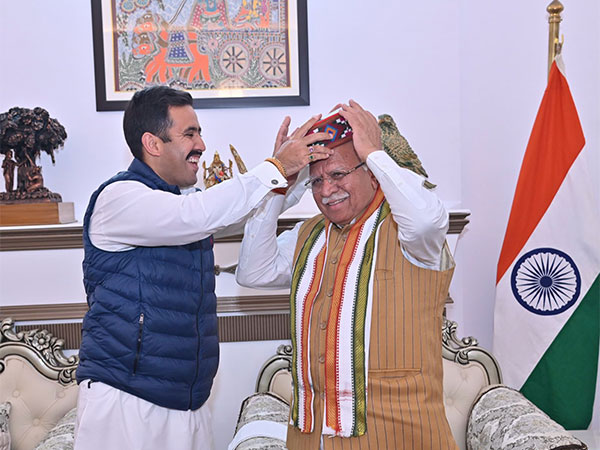 Himachal Pradesh Minister Vikramaditya Singh with Union Minister Manohar Lal Khattar (Photo/ANI)