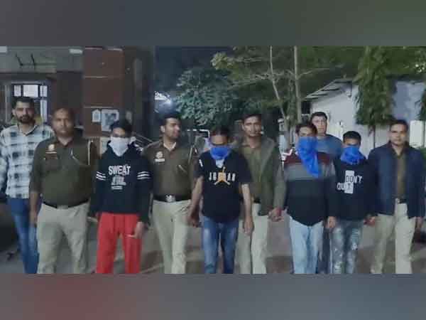 Accused with Delhi police (Photo/ANI)