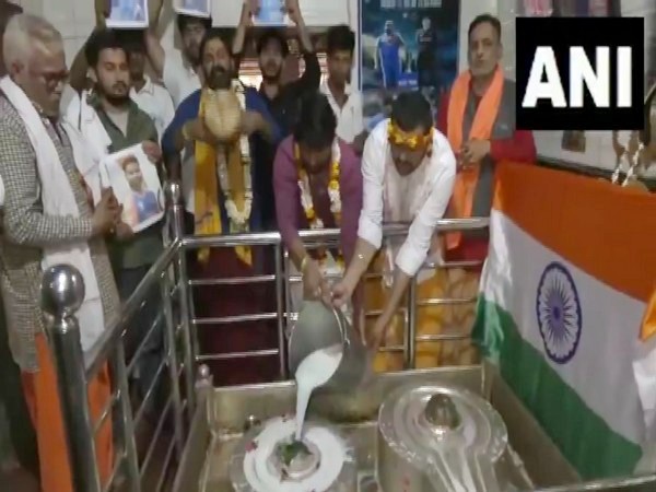 Cricket fans in Varanasi performing 'Aarti' (Photo/ANI)