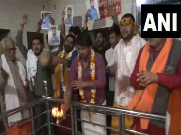 Cricket fans perform 'aarti' at Sarang Nath Mahadev temple.(Photo/ANI)