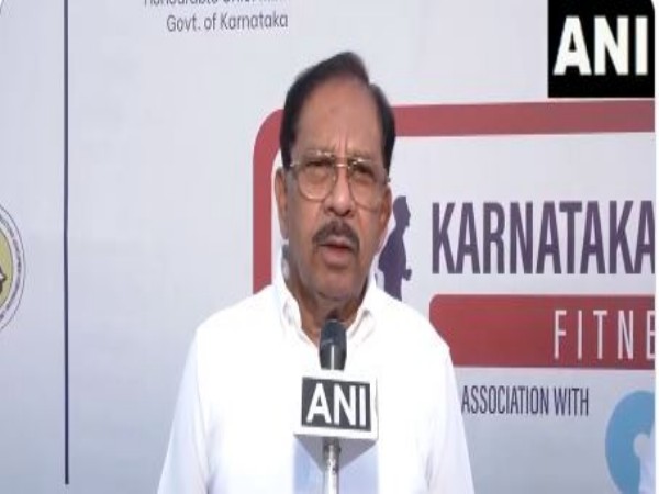 Karnataka Home Minister G Parameshwara flags off the 'Stay Fit Karnataka' run in Bengaluru.(Photo/ANI)
