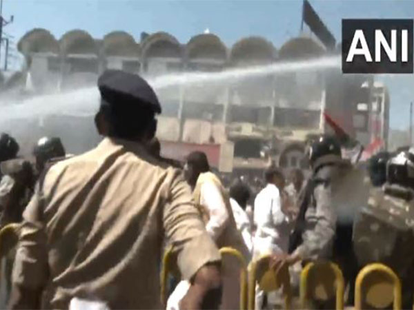 Police using water cannons to disperse crowd (Photo/ANI)