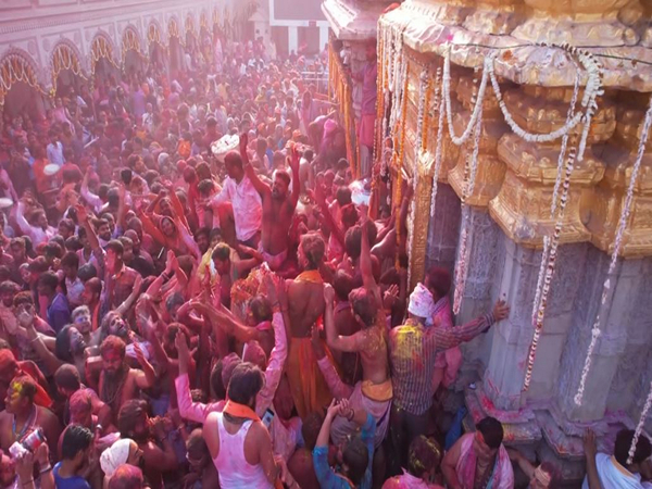Devotees celebrate Rangbhari Ekadashi festival at Kashi Vishwanath temple premises (Photo/Shri Kashi Vishwanath Temple Administration)
