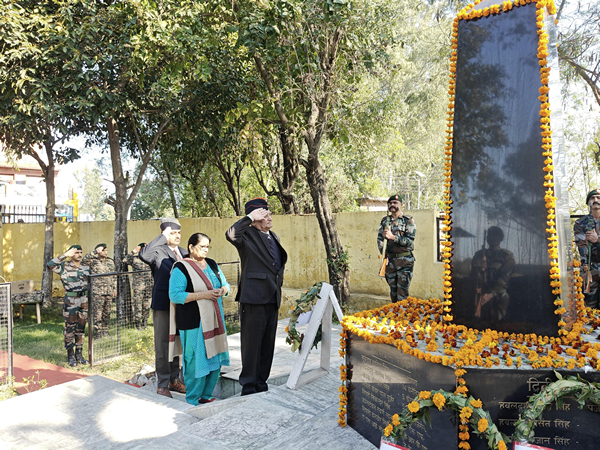 The ceremony began with wreath-laying by veterans, senior serving officers, and the families of the fallen soldiers. (Pic/press release)
