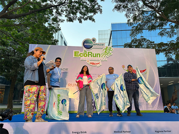 L to R: Ramesh Nair, CEO, Mindspace REIT, actress Shriya Pilgaonkar, and Kavindra Mishra – Customer Care Associate, CEO & MD, Shoppers Stop flag off the 5km run