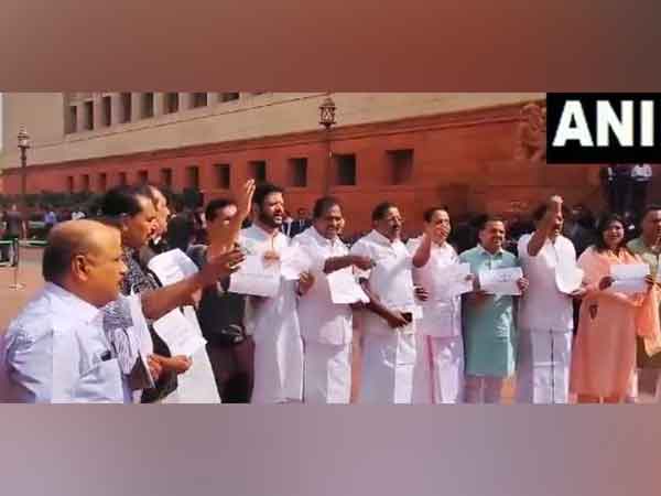 Kerala MPs stage protest (Photo/ANI) Kerala MPs stage protest (Photo/ANI)