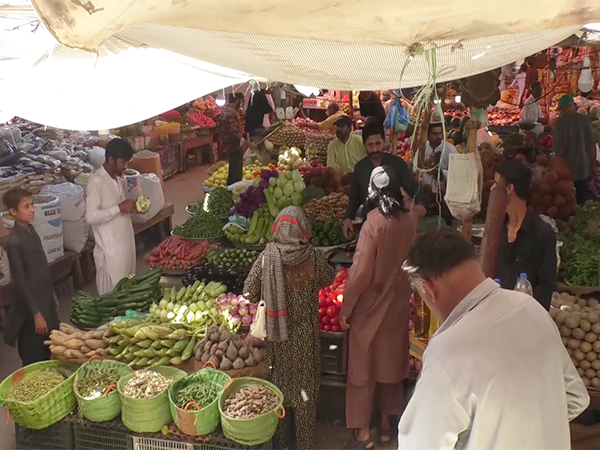 Karachi residents express frustration over soaring prices of essential goods during Ramadan. (Photo: ANI)