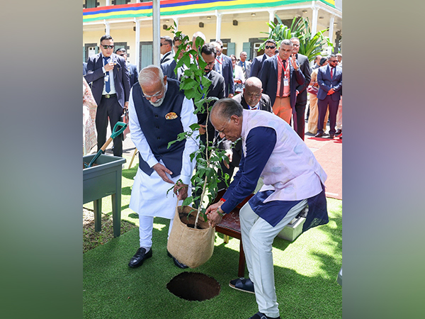 PM Modi, Mauritius PM Ramgoolam jointly plant sapling (Image/ANI)