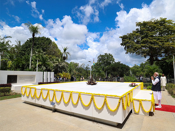 PM Narendra Modi pays homage to Former PM and President of Mauritius (Image: X@narendramodi)
