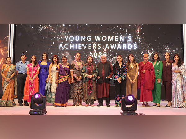 Dr. Payal Kanodia shares the stage with the esteemed Guests of Honour, Javed Akhtar and Shabana Azmi, following the grand conclusion of the YFLO Delhi Young Women Achievers Awards