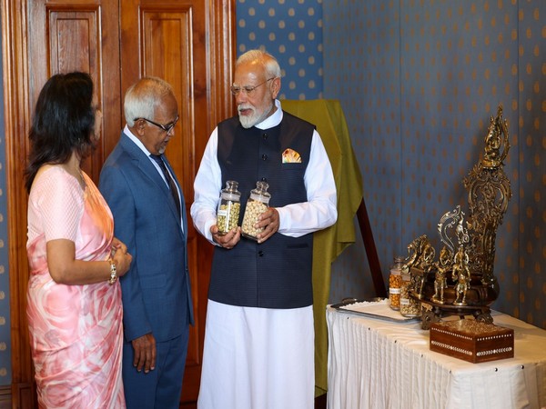 PM Modi gifts makhana to Mauritius President (Photo: ANI)