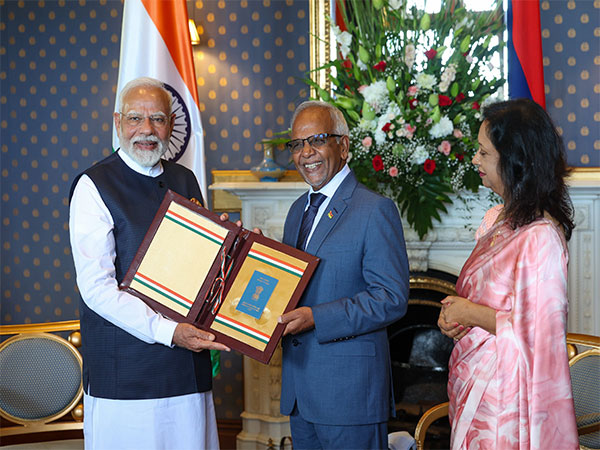 PM Modi handing over OCI card to Mauritius President Dharambeer Gokhool (Photo/X@narendramodi)
