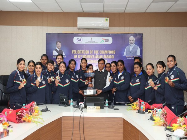 Sports Minister Mansukh Mandaviya with India women's kabaddi team (Photo: SAI) 