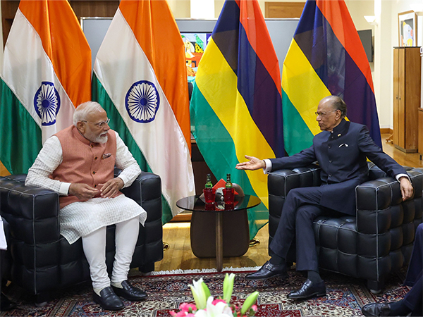 Prime Minister Narendra Modi with Prime Minister Navinchandra Ramgoolam (Image: X@narendramodi)
