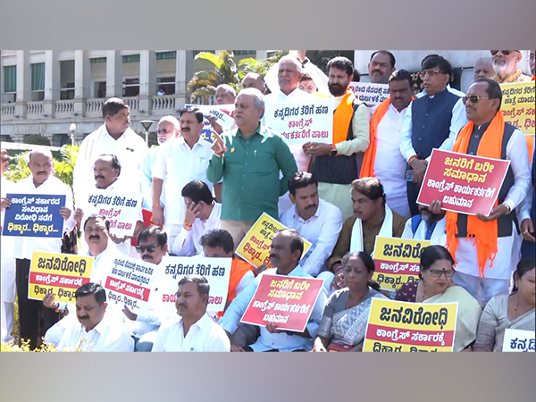 BJP MLAs protesting at Vidhana Soudha (Photo/ANI)
