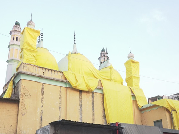 Mosques in Shahjahanpur covered in yellow tarpaulin (Photo/ANI)
