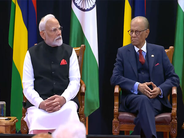 Prime Minister Narendra Modi and Mauritus Prime Minister Navinchandra Ramgoolam (Image: YouTube@Narendra Modi)