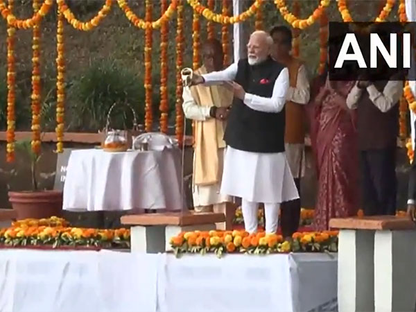 PM Modi offering Ganga water brought from Prayagraj Mahakumbh into Ganga Talao in Mauritius (Photo/ ANI/DD)