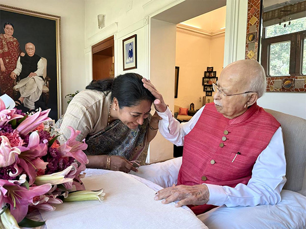 Delhi CM Rekha Gupta meets Lal Krishna Advani (Photo: Rekha Gupta/X)