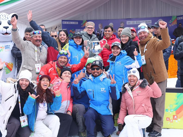 Jammu and Kashmir CM Omar Abdullah and Sports Minister Mansukh Mandaviya with athletes during the closing ceremony (Photo: SAI Media)