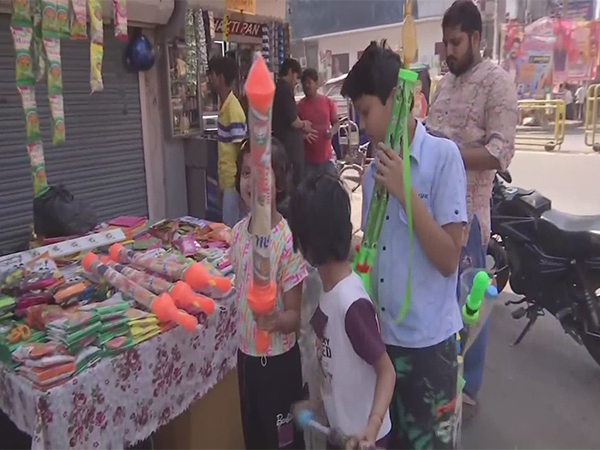 Children buying Pichkaris in Patna (Photo/ANI)